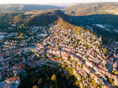 Bulgaristan 'ın Veliko Tarnovo kentinin şaşırtıcı Hava Günbatımı manzarası