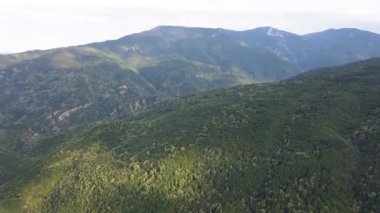 Bulgaristan 'ın Filibe Bölgesi Asenovgrad kasabası yakınlarındaki Rodop Dağları' nın hava manzarası