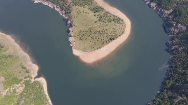 Bulgaristan 'ın Arda Nehri kıvrımlı ve Kardzhali Barajı' nın hava manzarası