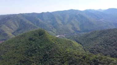 Bulgaristan 'ın Lovech bölgesindeki Glozhene Manastırı yakınlarındaki Stara Planina Dağı' nın hava manzarası