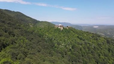 Bulgaristan 'ın Saint George, Lovech bölgesindeki Ortaçağ Glozhene Manastırı' nın hava manzarası