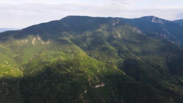 Vista Aérea Las Montañas Rhodope Cerca Ciudad Asenovgrad Región Plovdiv — Vídeos de Stock