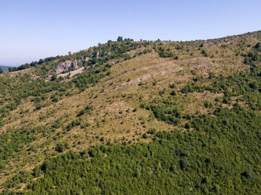 Bulgaristan 'ın Lovech bölgesinin Teteven kasabası yakınlarındaki Balkan Dağı' nın hava manzarası