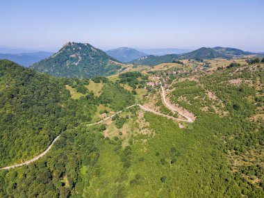 Bulgaristan 'ın Lovech bölgesinin Teteven kasabası yakınlarındaki Balkan Dağı' nın hava manzarası