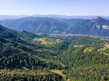 Bulgaristan 'ın Lovech bölgesinin Teteven kasabası yakınlarındaki Balkan Dağı' nın hava manzarası
