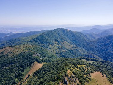 Bulgaristan 'ın Lovech bölgesinin Teteven kasabası yakınlarındaki Balkan Dağı' nın hava manzarası