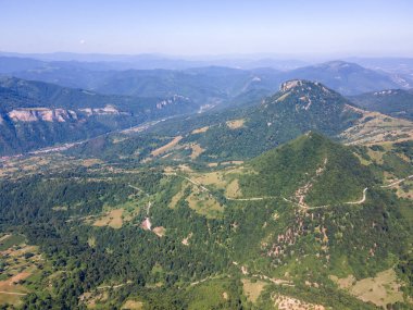 Bulgaristan 'ın Lovech bölgesinin Teteven kasabası yakınlarındaki Balkan Dağı' nın hava manzarası
