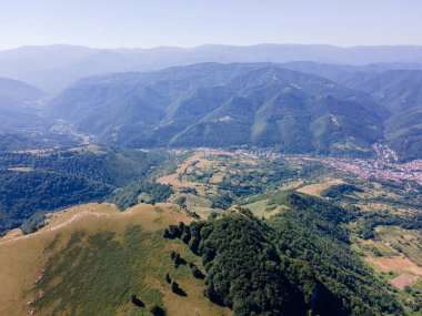 Bulgaristan 'ın Lovech bölgesinin Teteven kasabası yakınlarındaki Balkan Dağı' nın hava manzarası