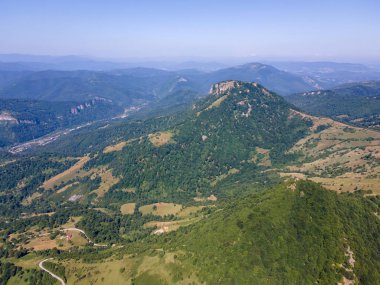 Bulgaristan 'ın Lovech bölgesinin Teteven kasabası yakınlarındaki Balkan Dağı' nın hava manzarası
