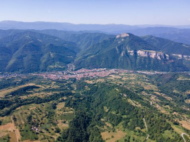Bulgaristan 'ın Lovech bölgesinin Teteven kasabası yakınlarındaki Balkan Dağı' nın hava manzarası