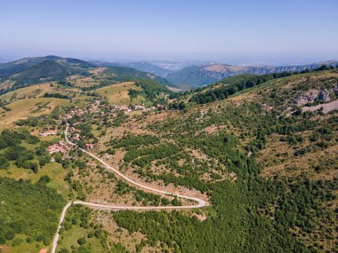 Bulgaristan 'ın Lovech bölgesinin Teteven kasabası yakınlarındaki Balkan Dağı' nın hava manzarası