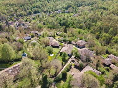 Bulgaristan 'ın Gabrovo bölgesinin Bozhentsi köyünün Aerial Spring manzarası