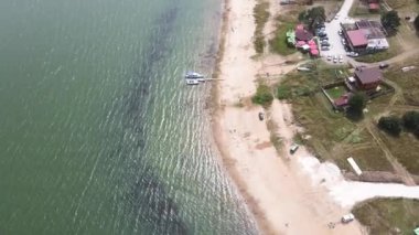 BATAK, BULGARIA - SEPTEMBER 3, 2020: Bulgaristan 'ın Pazardzhik Bölgesi' nin Batak Reservoir kıyı şeridinin havadan görüntüsü