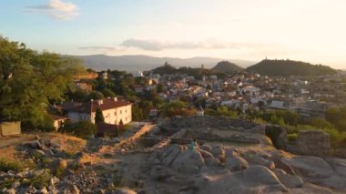 PLOVDIV, BULGARIA - 3 Eylül 2020: Bulgaristan 'ın Filibe kentindeki Nebet tepe tepesinin şaşırtıcı hava gün batımı manzarası 