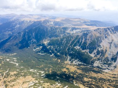 Bulgaristan 'ın Musala zirvesi yakınlarındaki Rila Dağı' nın şaşırtıcı hava manzarası
