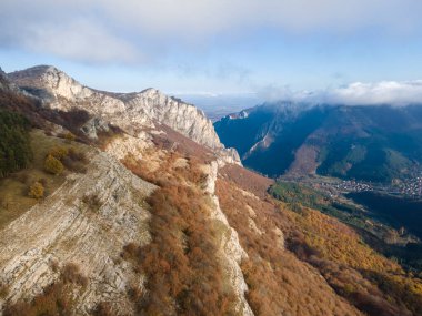 Balkan Dağları ve Vratsata Geçidi 'nin İnanılmaz Sonbahar Manzarası, Bulgaristan