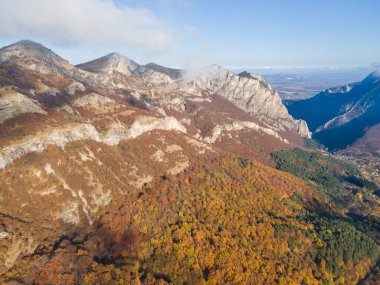 Balkan Dağları ve Vratsata Geçidi 'nin İnanılmaz Sonbahar Manzarası, Bulgaristan