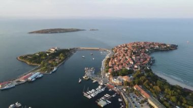 Bulgaristan 'ın Burgaz Bölgesi' ndeki Sozopol limanı ve eski kentin hava gün batımı manzarası