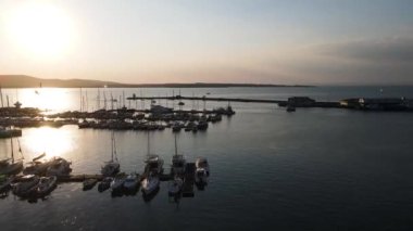 Bulgaristan 'ın Burgaz Bölgesi' ndeki Sozopol limanı ve eski kentin hava gün batımı manzarası