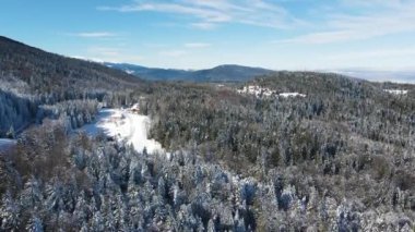 Bulgaristan 'ın Sofya Bölgesi' ndeki Borovets kayak merkezi yakınlarındaki Rila Dağı 'nın kış manzarası