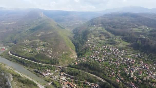 Αεροφωτογραφία Του Φαραγγιού Του Ποταμού Ίσκαρ Κοντά Στο Χωριό Μιλάνοβο — Αρχείο Βίντεο