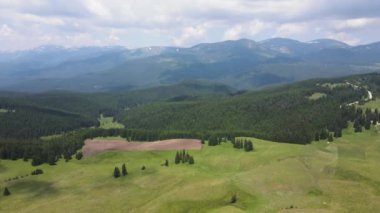 Bulgaristan 'ın Belmeken Barajı yakınlarındaki Rila dağının şaşırtıcı hava manzarası