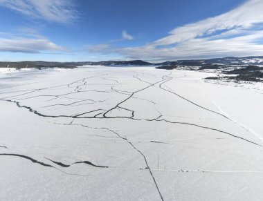 Bulgaristan 'ın Buzdan Pazardzhik Bölgesi ile kaplı Batak Baraj Havzası kış manzarası