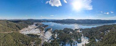 Bulgaristan 'ın Smolyan Bölgesi, buzla kaplı Dospat Baraj Havzası kış manzarası