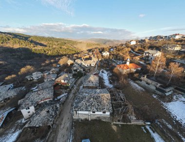 Bulgaristan 'ın Blagoevgrad Bölgesi, Otantik 19. yüzyıl evleriyle Dolen Köyü' nün hava manzarası