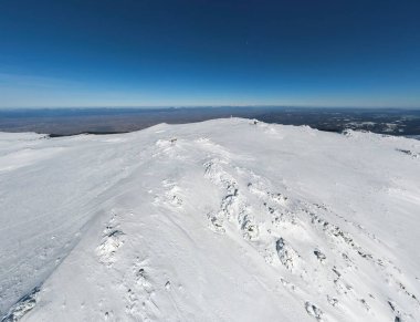 Bulgaristan 'ın Sofya kentinin Cherni Vrah tepesi yakınlarındaki Vitosha Dağı' nın hava kışı manzarası