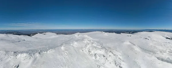 ブルガリア ソフィア市チェルニ ヴラー山頂付近のヴィトシャ山の冬景色 — ストック写真