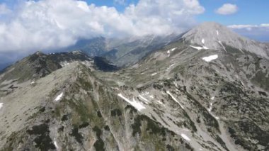 Bulgaristan 'ın Muratovo Gölü yakınlarındaki Pirin Dağı' nın şaşırtıcı hava manzarası