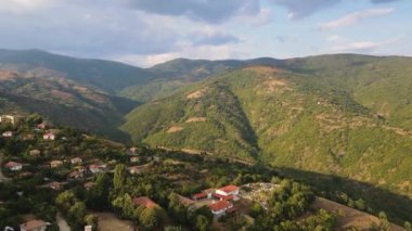 Bulgaristan 'ın Blagoevgrad bölgesindeki Ograzhden Dağı' nın hava gün batımı manzarası