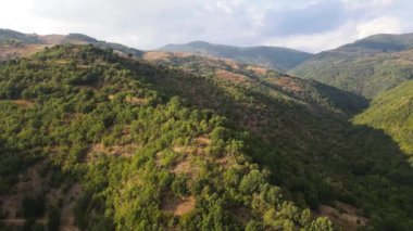 Bulgaristan 'ın Blagoevgrad bölgesindeki Ograzhden Dağı' nın hava gün batımı manzarası