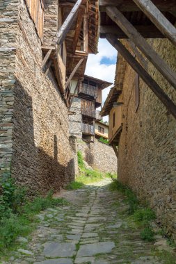 KOVACHEVITSA, BULGARIA - 30 Haziran 2020: Otantik ondokuzuncu yüzyıl evleriyle Kovaçevitsa Köyü, Blagoevgrad Bölgesi, Bulgaristan
