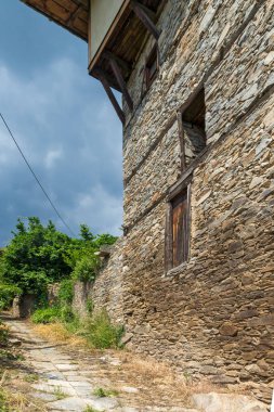 KOVACHEVITSA, BULGARIA - 30 Haziran 2020: Otantik ondokuzuncu yüzyıl evleriyle Kovaçevitsa Köyü, Blagoevgrad Bölgesi, Bulgaristan