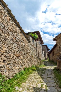 KOVACHEVITSA, BULGARIA - 30 Haziran 2020: Otantik ondokuzuncu yüzyıl evleriyle Kovaçevitsa Köyü, Blagoevgrad Bölgesi, Bulgaristan