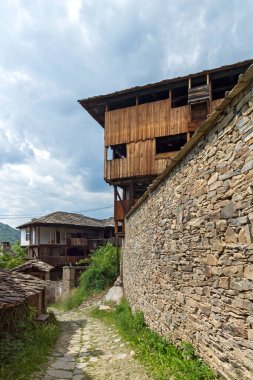 KOVACHEVITSA, BULGARIA - 30 Haziran 2020: Otantik ondokuzuncu yüzyıl evleriyle Kovaçevitsa Köyü, Blagoevgrad Bölgesi, Bulgaristan