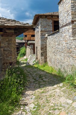KOVACHEVITSA, BULGARIA - 30 Haziran 2020: Otantik ondokuzuncu yüzyıl evleriyle Kovaçevitsa Köyü, Blagoevgrad Bölgesi, Bulgaristan