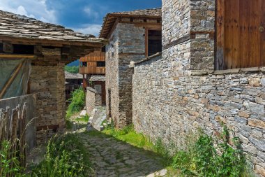 KOVACHEVITSA, BULGARIA - 30 Haziran 2020: Otantik ondokuzuncu yüzyıl evleriyle Kovaçevitsa Köyü, Blagoevgrad Bölgesi, Bulgaristan