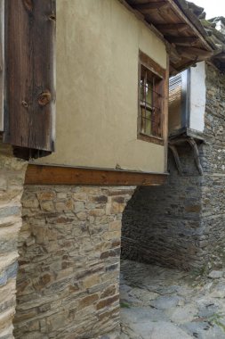 KOVACHEVITSA, BULGARIA - 30 Haziran 2020: Otantik ondokuzuncu yüzyıl evleriyle Kovaçevitsa Köyü, Blagoevgrad Bölgesi, Bulgaristan