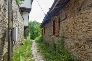 KOVACHEVITSA, BULGARIA - 30 Haziran 2020: Otantik ondokuzuncu yüzyıl evleriyle Kovaçevitsa Köyü, Blagoevgrad Bölgesi, Bulgaristan
