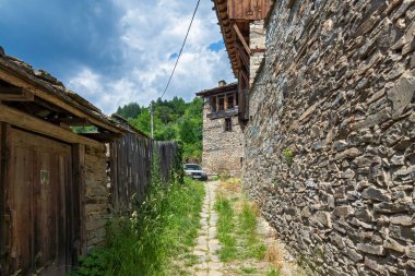 KOVACHEVITSA, BULGARIA - 30 Haziran 2020: Otantik ondokuzuncu yüzyıl evleriyle Kovaçevitsa Köyü, Blagoevgrad Bölgesi, Bulgaristan