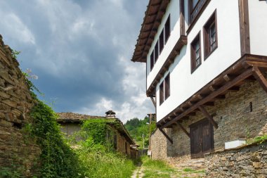 KOVACHEVITSA, BULGARIA - 30 Haziran 2020: Otantik ondokuzuncu yüzyıl evleriyle Kovaçevitsa Köyü, Blagoevgrad Bölgesi, Bulgaristan