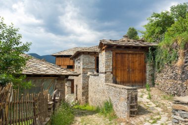 KOVACHEVITSA, BULGARIA - 30 Haziran 2020: Otantik ondokuzuncu yüzyıl evleriyle Kovaçevitsa Köyü, Blagoevgrad Bölgesi, Bulgaristan