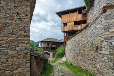 KOVACHEVITSA, BULGARIA - 30 Haziran 2020: Otantik ondokuzuncu yüzyıl evleriyle Kovaçevitsa Köyü, Blagoevgrad Bölgesi, Bulgaristan
