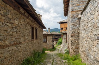 KOVACHEVITSA, BULGARIA - 30 Haziran 2020: Otantik ondokuzuncu yüzyıl evleriyle Kovaçevitsa Köyü, Blagoevgrad Bölgesi, Bulgaristan