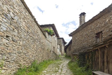 KOVACHEVITSA, BULGARIA - 30 Haziran 2020: Otantik ondokuzuncu yüzyıl evleriyle Kovaçevitsa Köyü, Blagoevgrad Bölgesi, Bulgaristan