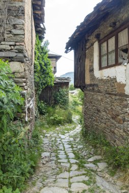 KOVACHEVITSA, BULGARIA - 30 Haziran 2020: Otantik ondokuzuncu yüzyıl evleriyle Kovaçevitsa Köyü, Blagoevgrad Bölgesi, Bulgaristan