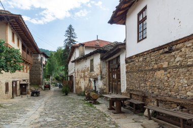 KOVACHEVITSA, BULGARIA - 30 Haziran 2020: Otantik ondokuzuncu yüzyıl evleriyle Kovaçevitsa Köyü, Blagoevgrad Bölgesi, Bulgaristan
